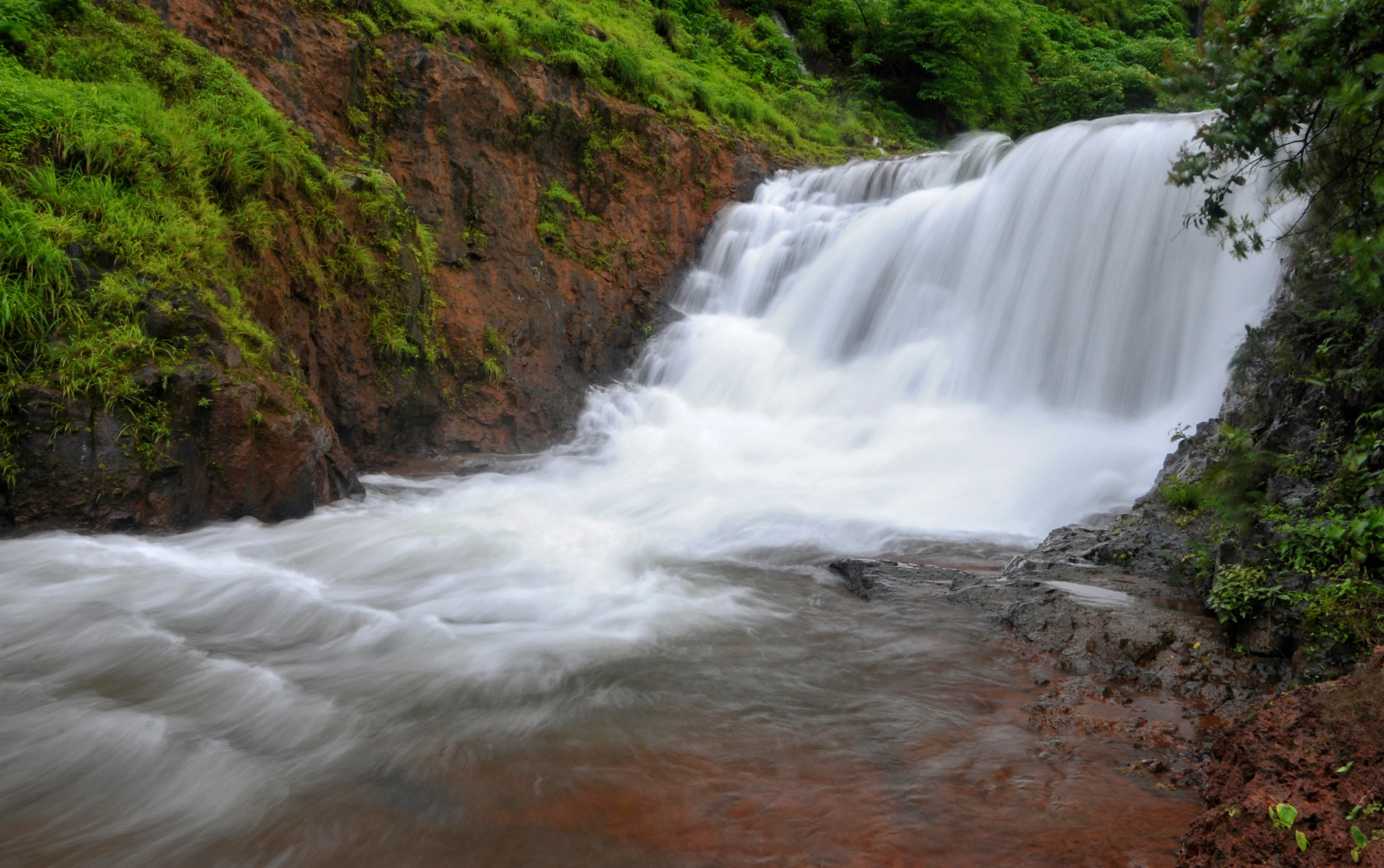 devkund waterfall trek