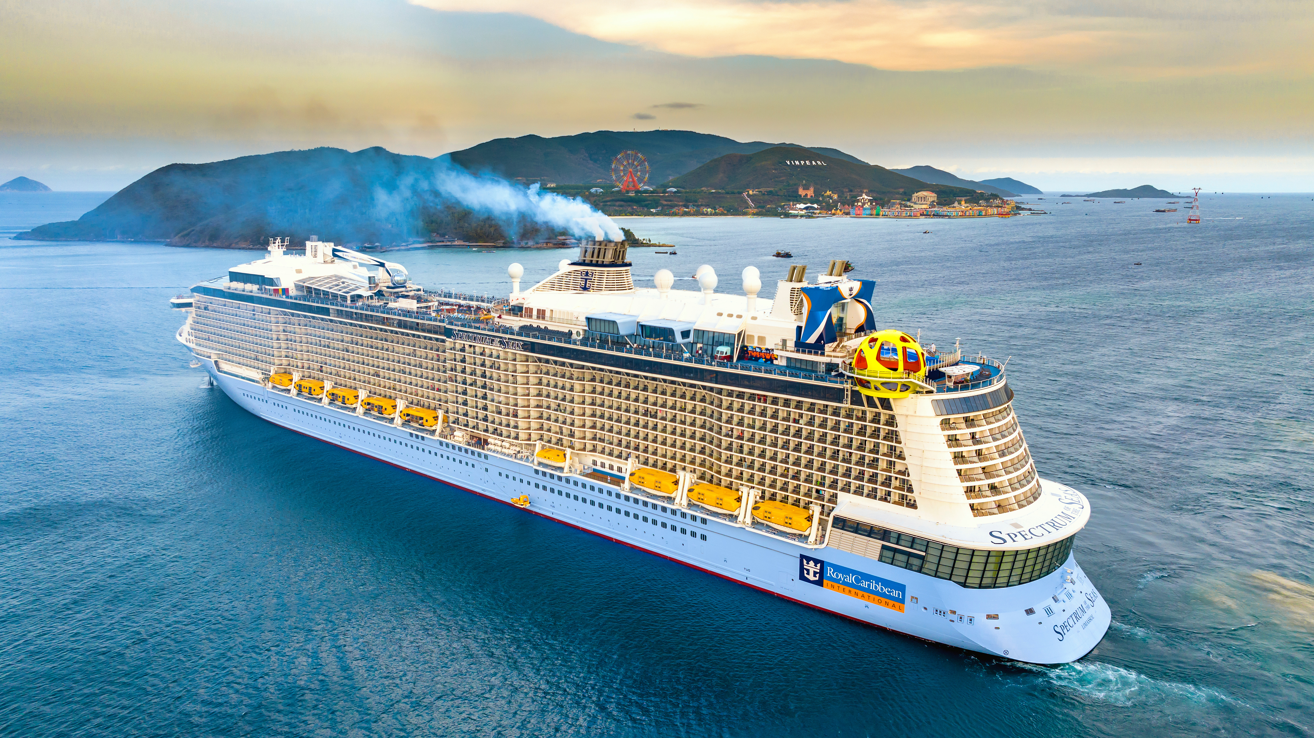 Day cruise tour in Halong bay